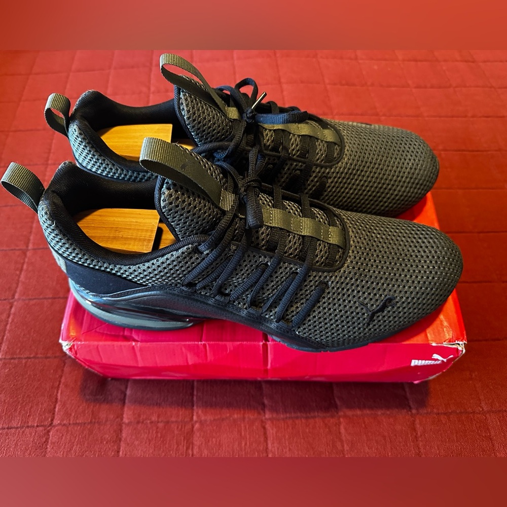 Puma Axelion Green and Black Lightweight Mesh Athletic and Fashion Sneakers